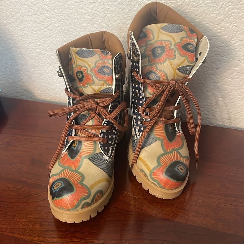 Chunky heel Goby Floral Lace-Up Boots NWOT size 37 / 6.5 US